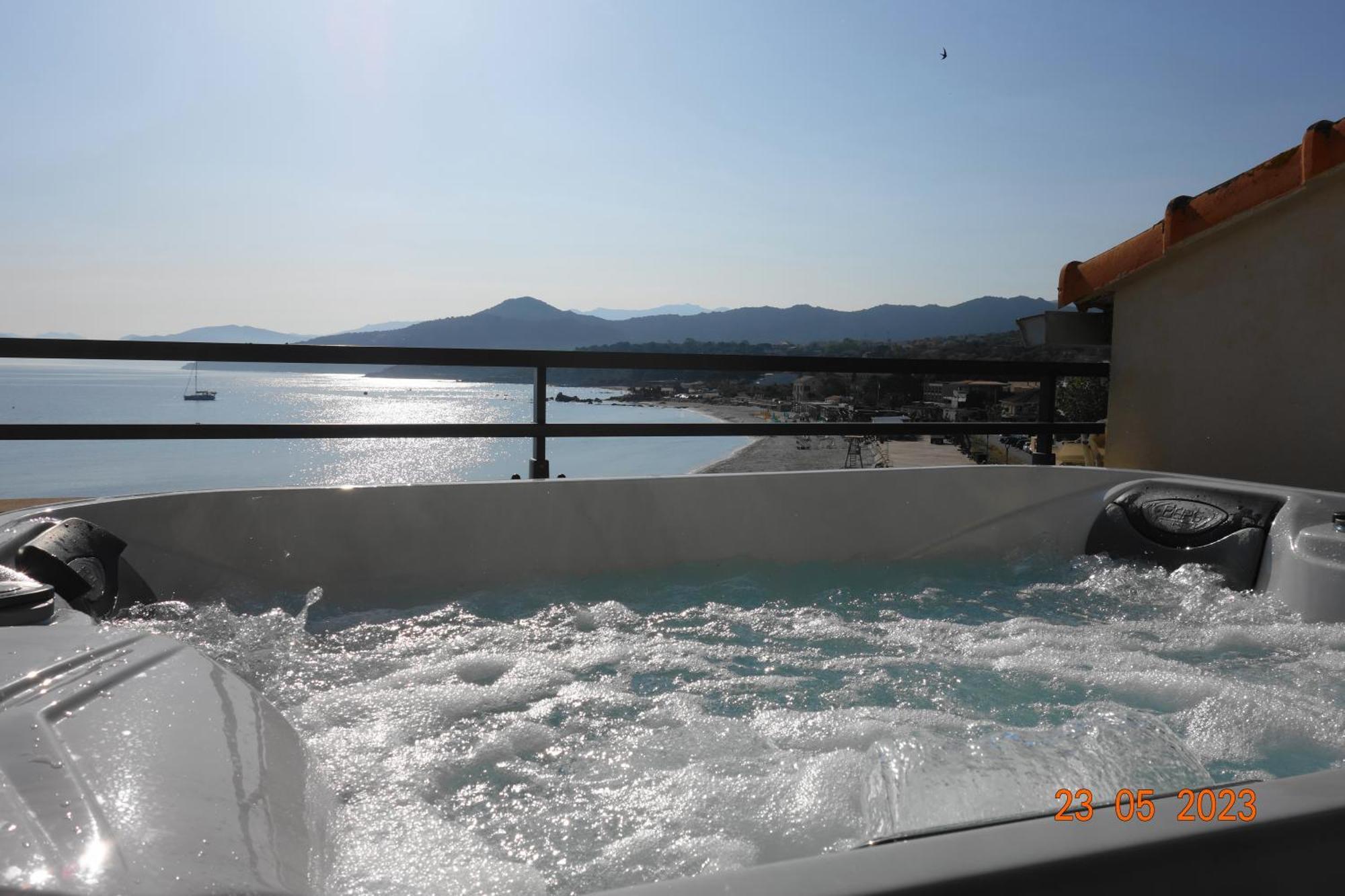 L'ambre L'Ile-Rousse (Corsica)